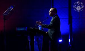 Anwar batal lawatan ke Pahang kerana sakit belakang