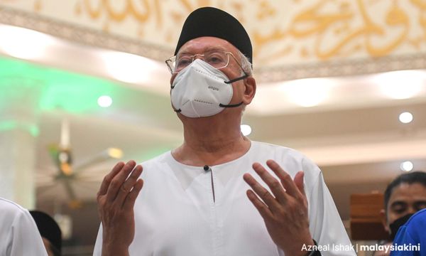 Prepared for divine retribution, Najib swears his innocence in mosque