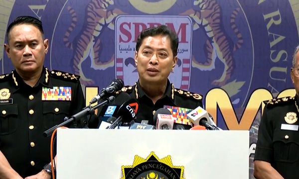 Govt, opposition reps press for accountability as Azam scandal grows
