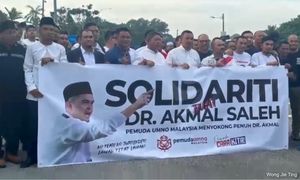 Akmal tiba di mahkamah diiringi sorakan, selawat
