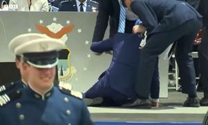 Joe Biden terjatuh akibat tersandung sekali lagi