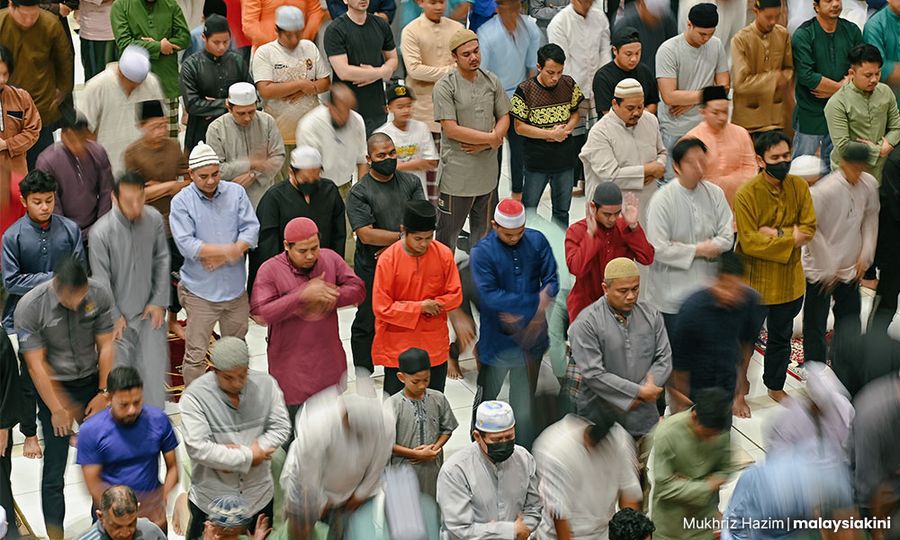 SNAPSHOT | Friday prayers not allowed in S'gor malls; govt mulls caning scammers