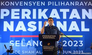 YOURSAY | Like mentor Dr M, Azmin finds fault with his successor