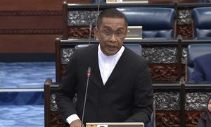 'Vape' fiasco: Opposition MPs want action against PM's photographer