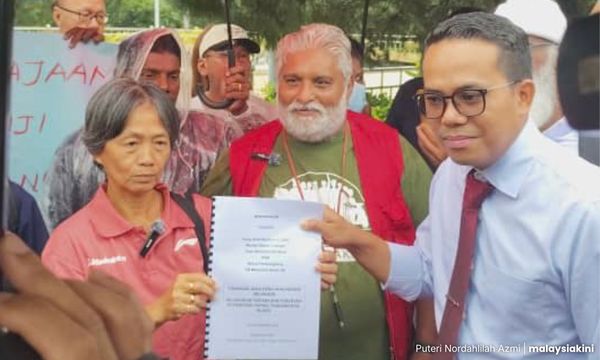 Penduduk Kg Papan berhujan serah memo ke kerajaan