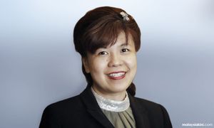 杨薇讳抨砂高官花500万乘专机，“何不用来济贫？”
