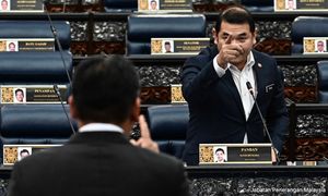Gara-gara ‘badut’ - MP Pendang kena tendang dari dewan