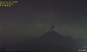 Gunung Semeru meletus 3 kali, abu cecah 1,000 meter