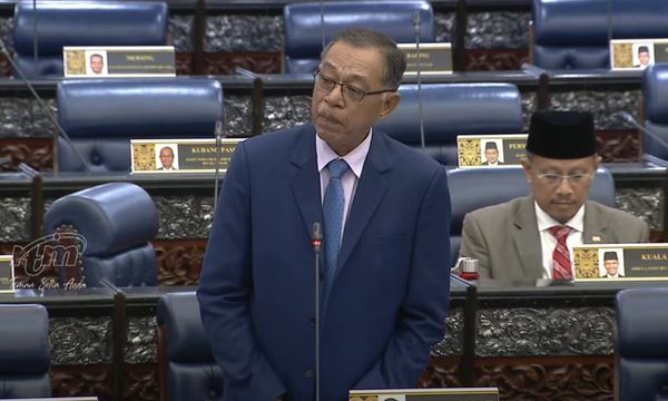 议长限时安华一周，回应就企业黑帮课题误导国会指控