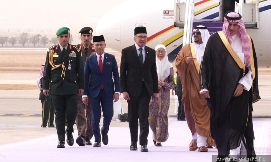 Anwar arrives in Riyadh for OIC meet on Israel-Palestine war