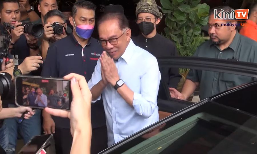 Anwar confident of unity govt with BN, court charges not discussed