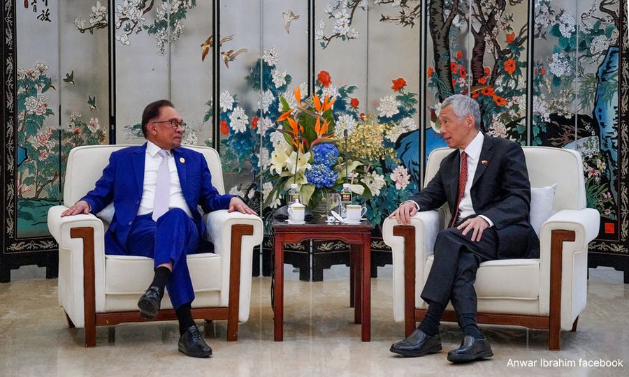 M'sia, S'pore discuss bilateral relations in Hainan - Anwar