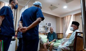 安华赴国家心脏中心，探访哈迪和英国学者