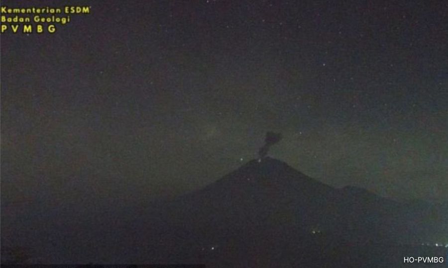 Gunung Semeru meletus 3 kali, abu cecah 1,000 meter