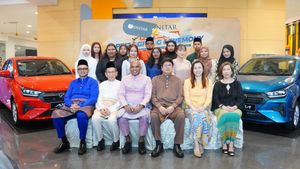 13 Pelajar Bertuah Menerima Perodua Axia Baharu - UNITAR