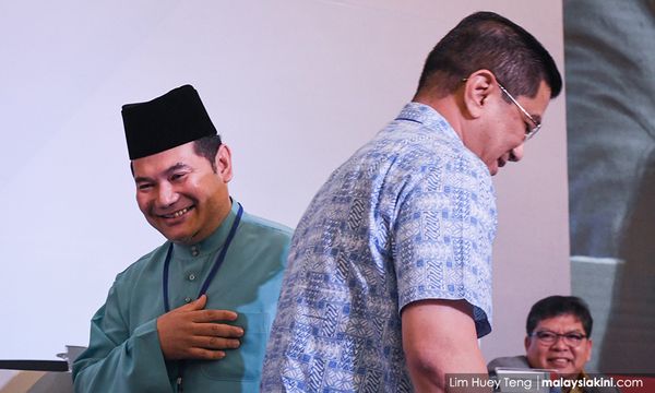 Kenyataan 'Azmin tikam belakang' oleh Rafizi tidak wajar 