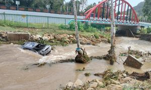 Kepala air di Langkawi: Kenderaan rosak, hanyut