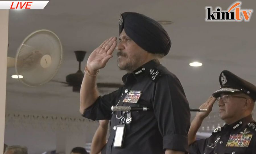 Bagasi berisi wang, barang kemas bertaburan di lantai - Amar Singh