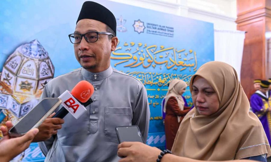 Ibu, bapa terima diploma anumerta untuk arwah anak