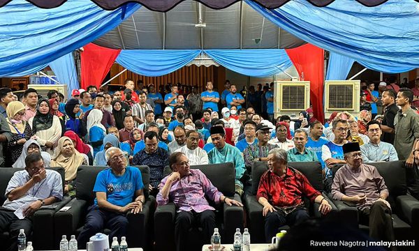 Zahid: Saya akan pertahan semua MP BN, terus sokong Anwar