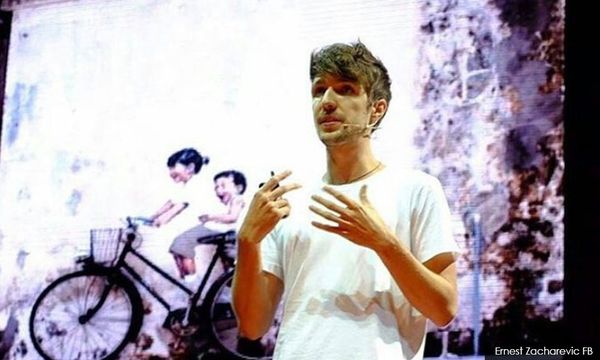 飞机擅用“姐妹共骑”画，尔尼斯起诉亚航索赔