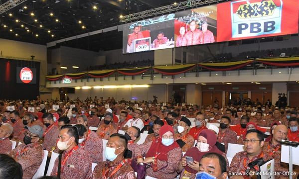 土保党大会用九语祈祷，赢得出席者赞叹