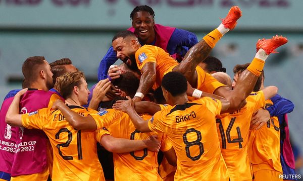 Dutch fullbacks show the way to the quarter-final