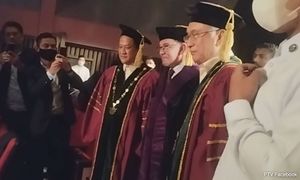 安华获颁菲大荣誉博士学位