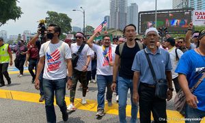 Polis cari tiga lagi individu dalam demo anti-Zahid
