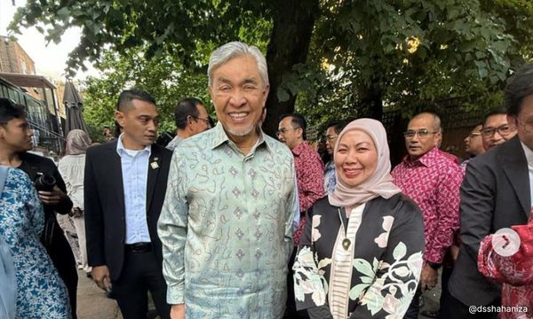 Gaggle of Umno leaders spotted trailing Zahid's UK work trip