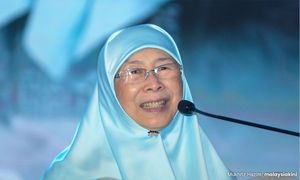 Anxious moments for Kak Wan after losing IC during procession