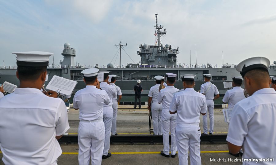 USS Blue Ridge drops anchor at Port Klang