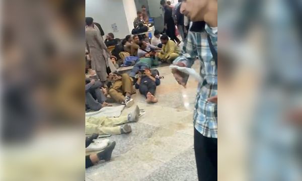 Pegawai dirakam tumbuk pelancong asing, jerit ‘sial’ di KLIA