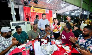 补选靠拜票宴会发展牌，时评人力陈团结政府“国阵化”