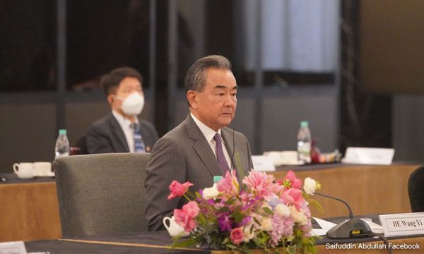 王毅抵马官访两天，将拜会安华赞比里