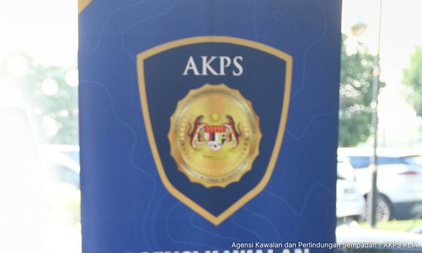 边管官员涉“飞护照”延扣4天，座驾搜出8外国护照