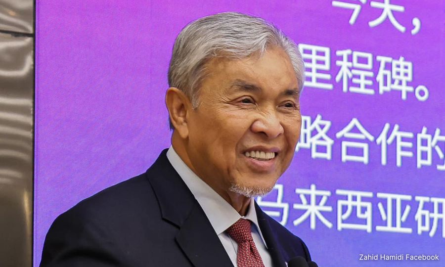 Zahid dismisses Azmin's dare to form BN-Harapan govt in Johor