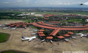 Lapangan Terbang Soekarno-Hatta ditutup sementara akibat letusan anak Krakatau