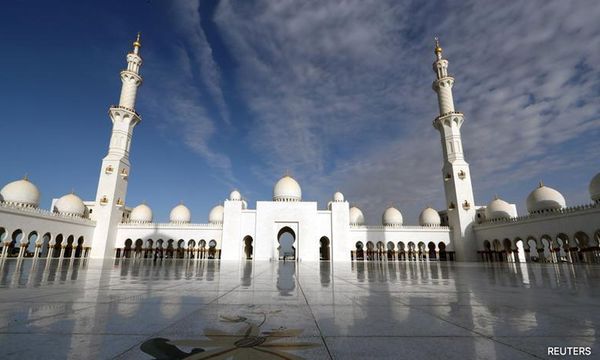 PM visits Sheikh Zayed Grand Mosque in Abu Dhabi