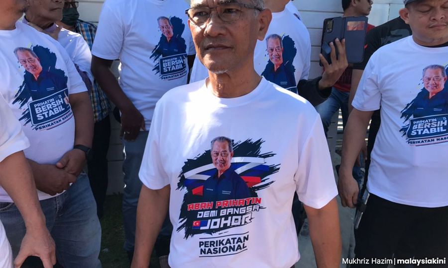 Penyokong Muhyiddin berkumpul di pejabat SPRM