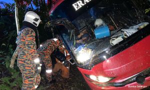 Bas bawa pelajar universiti terbalik di Tanjung Malim