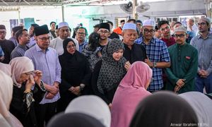 Anwar ziarah keluarga Fadhlina
