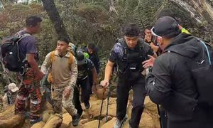 Semangat 'Mahkota Borneo': Tengku Hassanal daki Gunung Kinabalu