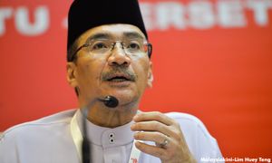 ‘Apa dah jadi dengan Umno, diheret pula menteri KDN’