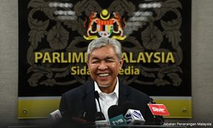 副揆权责不容侵害为由，扎希上诉要永久取回护照