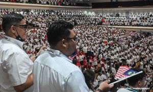 KOLUM | Ketika DAP tak lagi komunis dan Umno tak lagi rasis