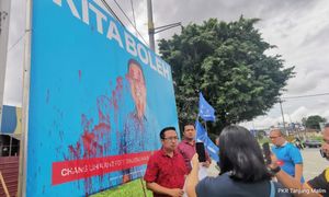 Papan iklan calon PH Tanjung Malim disimbah cat merah