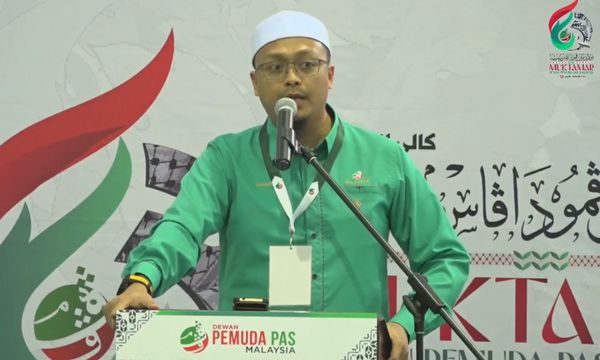 虽为坠坑游客感难过，伊青代表声称是“阿拉降罚”