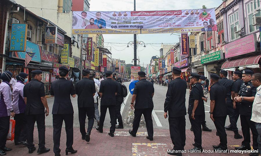 Police share Deepavali cheer with shoppers 