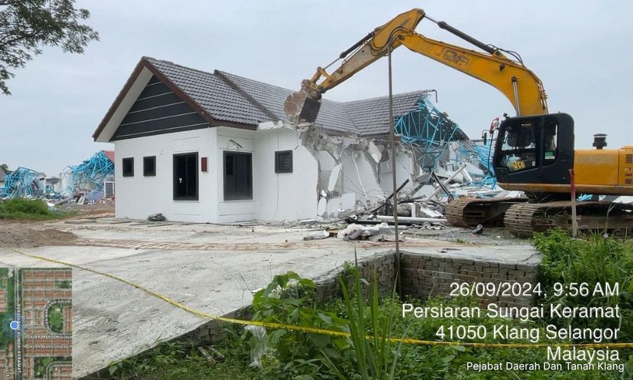 Lapan buah rumah dibina atas tanah k'jaan di Klang diroboh